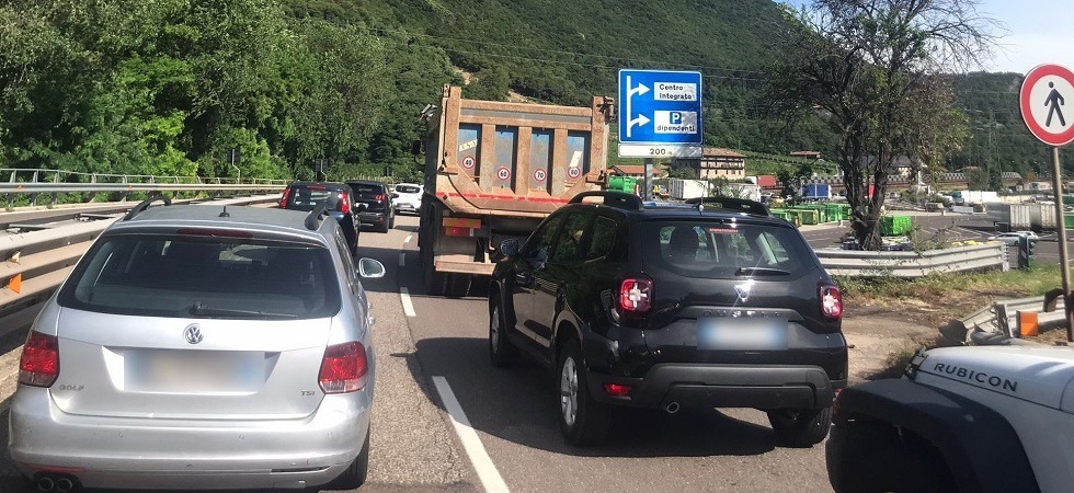 Incidente in tangenziale nella galleria del Doss Trento: tre persone coinvolte